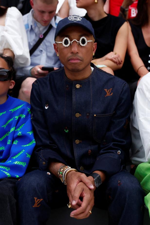 Pharrell Williams trägt eine blaue Louis-Vuitton-Jacke und eine mit Juwelen besetzte Brille.