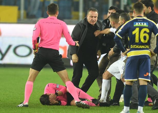 Türkei: Klubchef prügelt Schiedsrichter, die Liga wird gestoppt