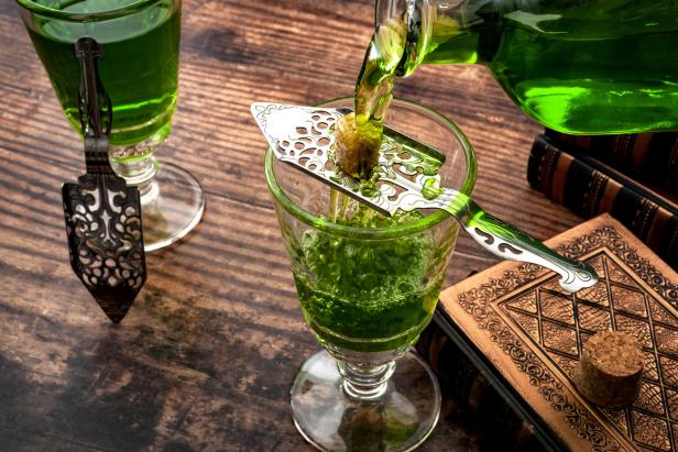 Absinth wird mit einem speziellen Löffel und Zucker zubereitet.