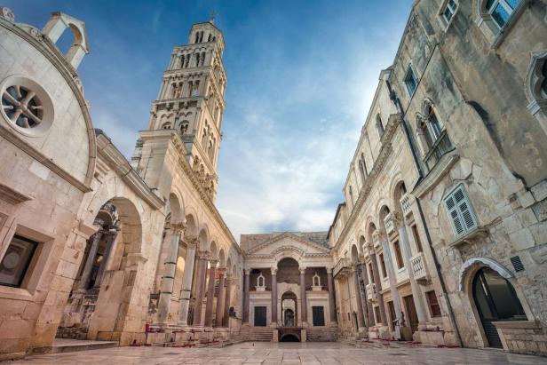 Der Diokletianpalast mit seinem Glockenturm in Split, Kroatien.