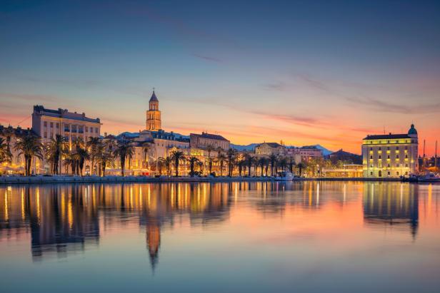 Die Skyline von Split in Kroatien spiegelt sich im ruhigen Wasser.