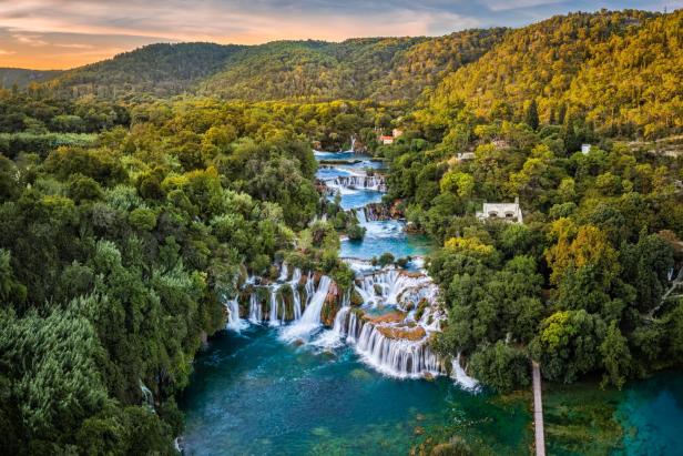 Luftaufnahme der Krka-Wasserfälle in Kroatien, umgeben von üppigem Grün.