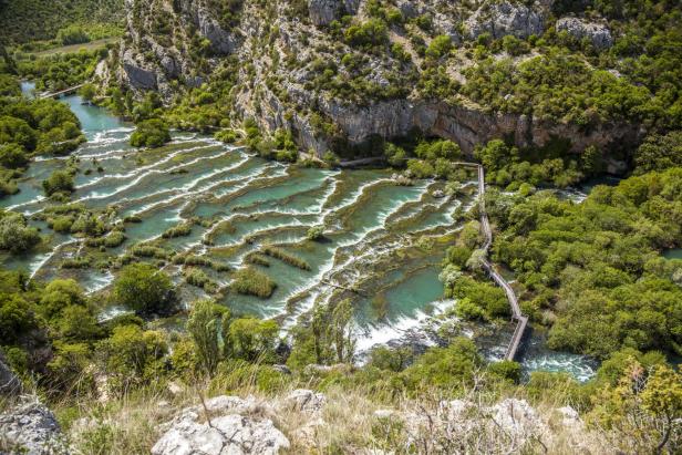 Blick auf die gestuften Wasserfälle des Krka-Nationalparks in Kroatien.