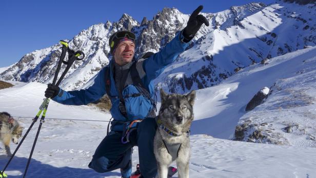 Hubert Lindner mit Huskys am Berg im Lechtal beim Skitouren Gehen