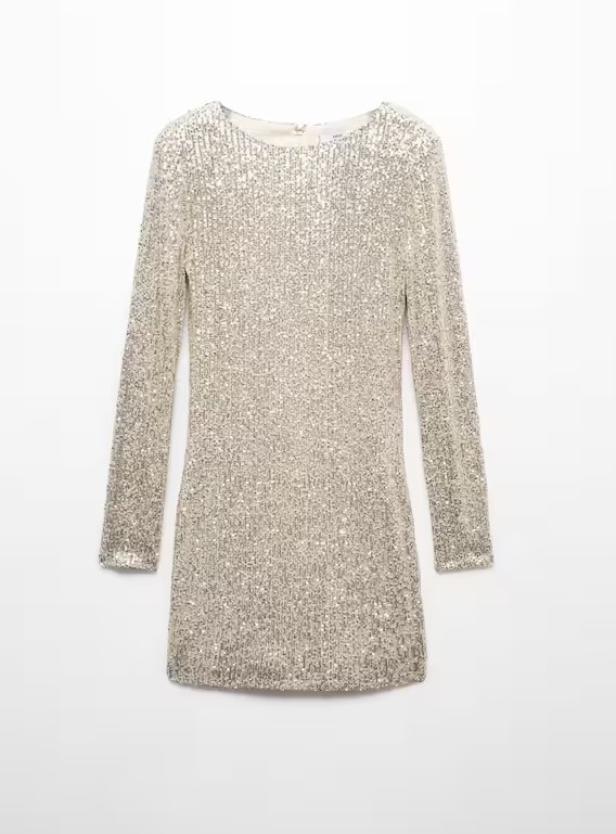 Ein kurzes, silbernes Kleid mit langen Ärmeln und Pailletten.
