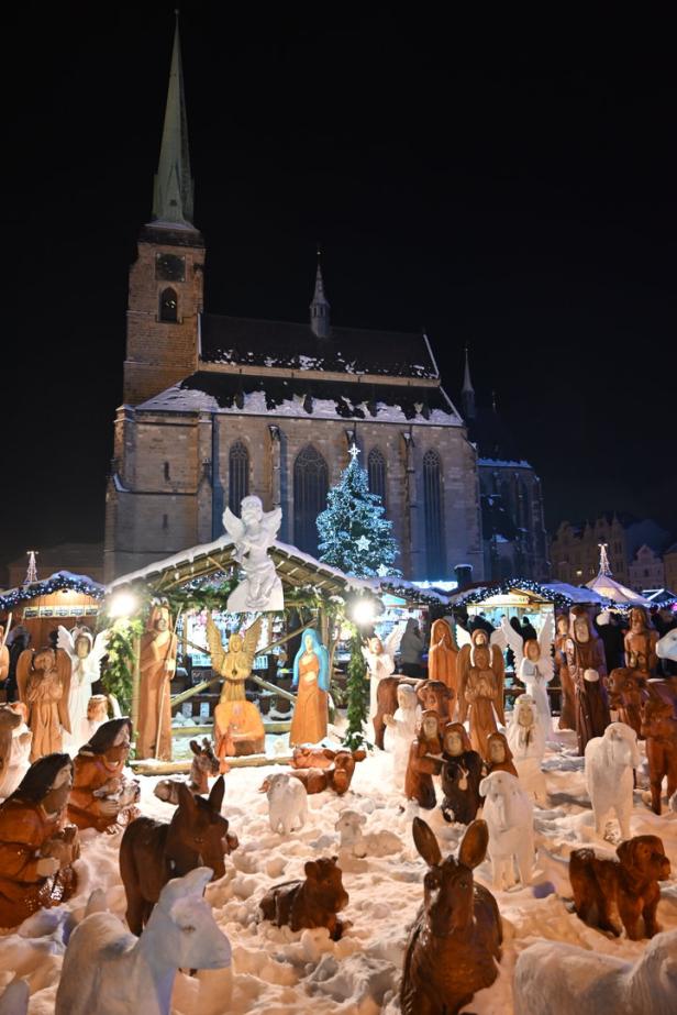 St. Bartholomäus Kathedrale in Pilsen, Weihnachtskrippe und Weihnachtsmarkt