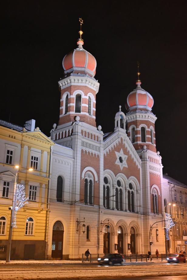 Synagoge in Pilsen bei Nacht