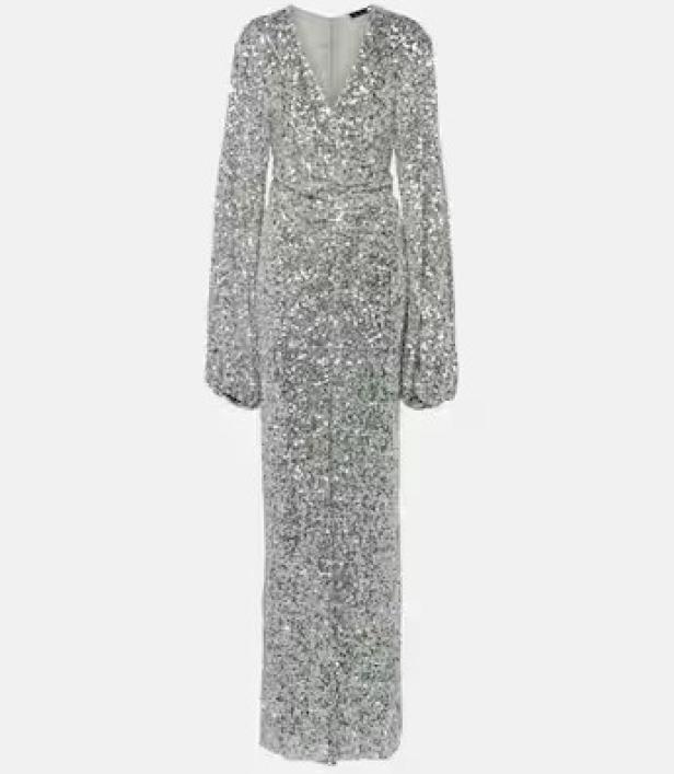 Ein langes, silbernes Paillettenkleid mit V-Ausschnitt und langen Ärmeln.