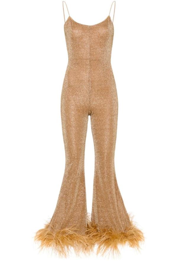 Ein goldener Glitzer-Jumpsuit von Oséree mit Federn an den Beinenden.