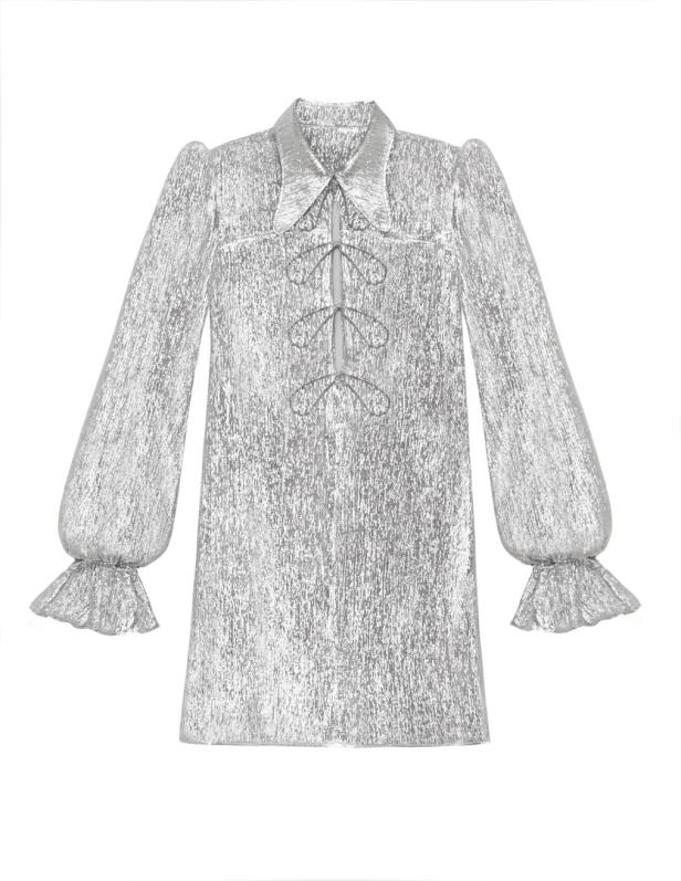 Ein silbernes Minikleid mit langen Ärmeln und Rüschen an den Handgelenken.