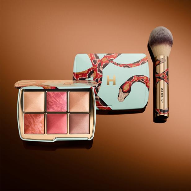 Ein Hourglass-Rouge-Palette, eine Puderquaste und eine Kompaktpuder-Dose mit Schlangenmuster.
