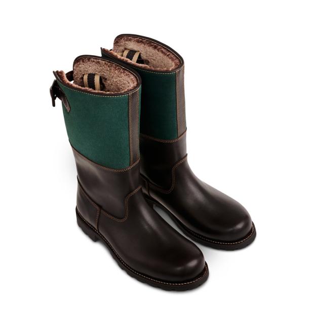 Ein Paar braune Lederstiefel mit grünem Schaft und Fellfutter stehen auf einem weißen Hintergrund.