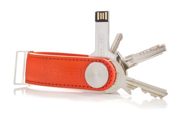 Ein Schlüsselanhänger der Marke Leanschi mit mehreren Schlüsseln und einem USB-Stick.