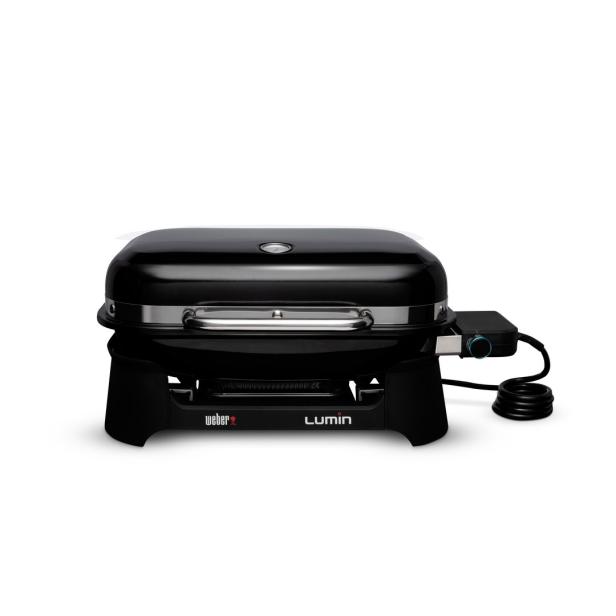 Ein schwarzer Weber Lumin Elektrogrill steht auf einem weißen Hintergrund.