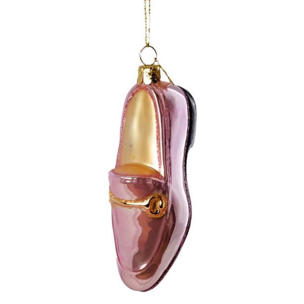 Ein rosafarbener Loafer-Schuh als Christbaumschmuck hängt an einer goldenen Schnur.