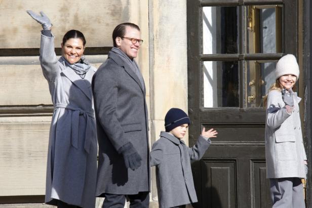 Die schwedische Kronprinzessin Victoria, Prinz Daniel und ihre Kinder winken in die Kamera.