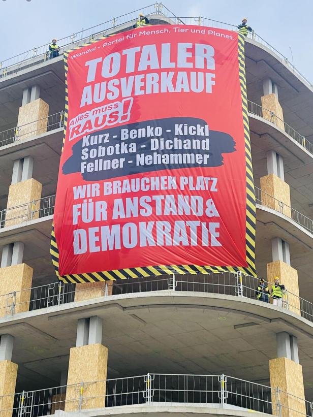 Partei "Wandel" hisste riesiges Transparent am Signa-Kaufhaus in Wien