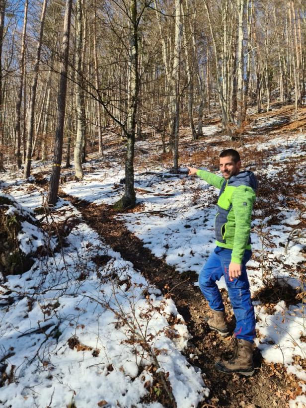 Povoden zeigt den Waldpfad, den sich die Einheimischen selbst errichtet haben