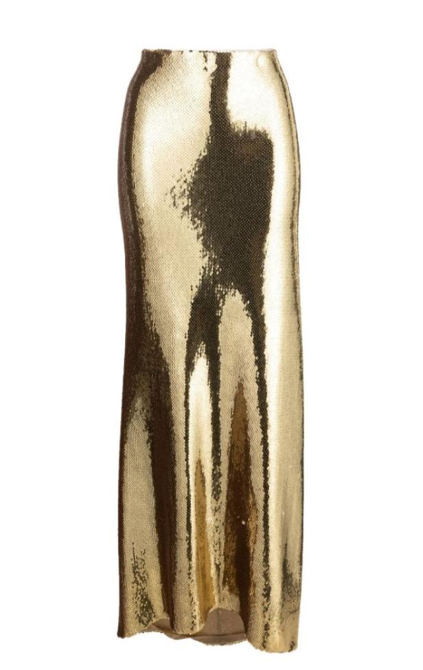Ein goldener, glitzernder Maxirock vor einem weißen Hintergrund.