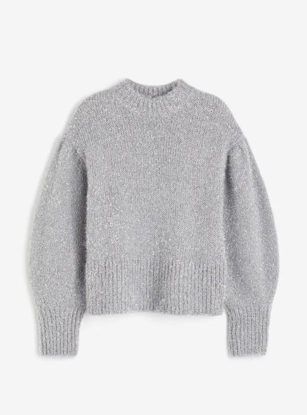 Ein grauer Pullover mit Glitzerfäden.