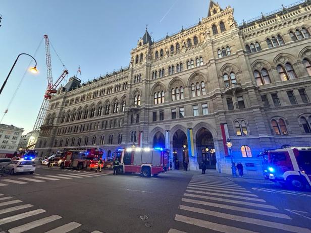 Brand im Wiener Rathaus: Gebäude musste evakuiert werden