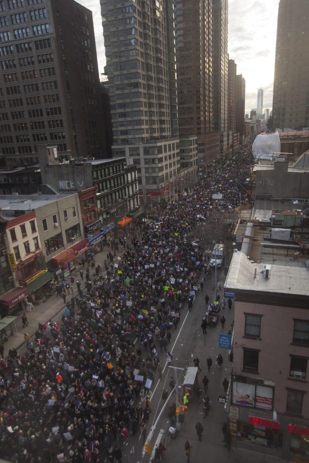 Eine große Menschenmenge demonstriert auf einer Straße in New York City.