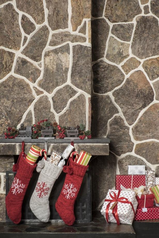 Drei Weihnachtsstrümpfe hängen am Kamin