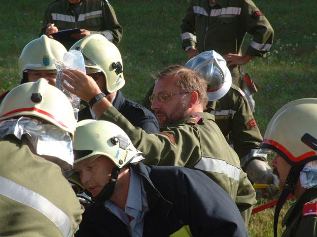 Stephan Holpfer ist Pfarrer und seit Jahrzehnten Feuerwehrmann