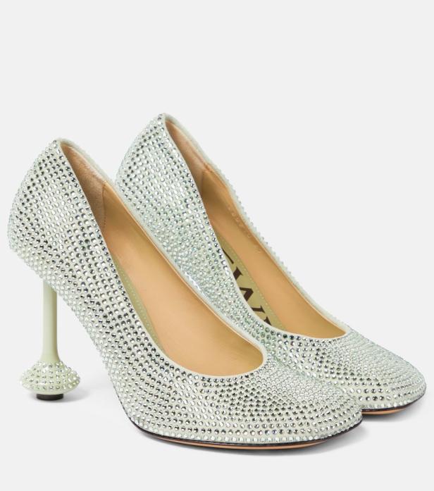 Ein Paar silberne, mit Strass besetzte High Heels mit ungewöhnlichen Absätzen.