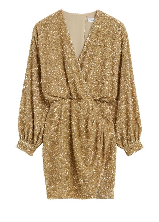 Ein goldenes, paillettenbesetztes Minikleid mit langen Ärmeln und V-Ausschnitt.