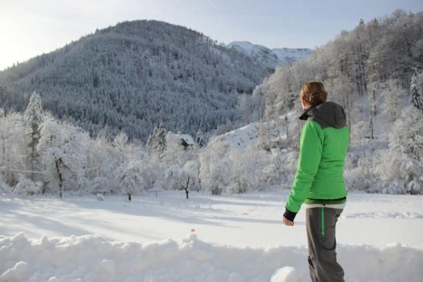 Nationalpark Rangerin Erni Kirchweger in den Kalkalpen in tief verschneiter Landschaft