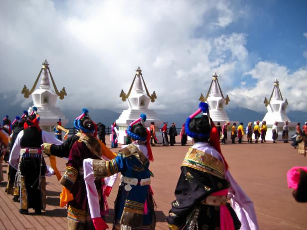 Menschen in Tibet, bunt verkleidet, traditionelle Gewänder, zum Neujahrsfest