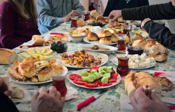 Großes Festessen nach Ramadan mit Gurken, Tomaten, Fladenbrot, Schafkäse, Oliven, Tee