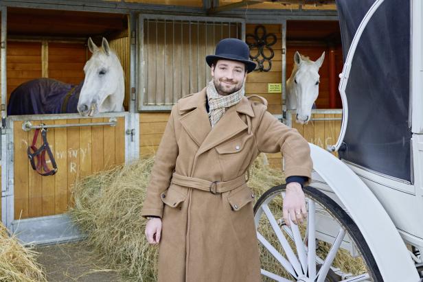 Fiaker Marco Pollandt in Kutscher-Uniform und sein weißes Pferd Jimmy 