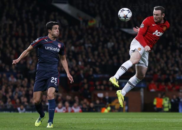Wayne Rooney köpft den Ball während eines Fußballspiels.