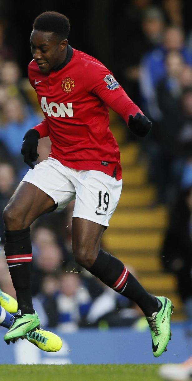 Ein Fußballspieler von Manchester United in Aktion mit grünen Fußballschuhen.
