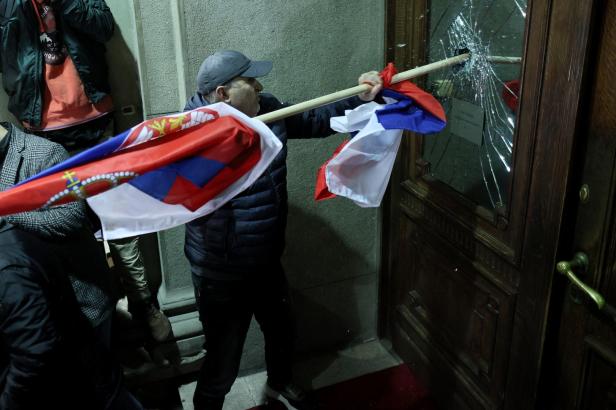 Tumulte bei Protest gegen mutmaßlichen Wahlbetrug in Belgrad