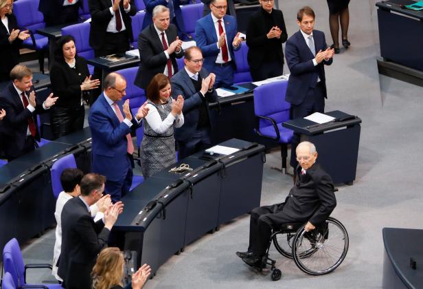 Wolfgang Schäuble wird während einer Sitzung des Deutschen Bundestages für seine 50-jährige Mitgliedschaft im Parlament in Berlin am 15. Dezember 2022 geehrt.