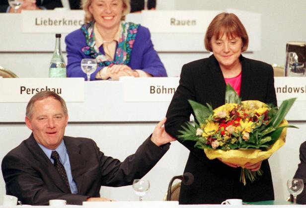 07. November 1998, Bonn: Der damals neue CDU-Vorsitzende Wolfgang Schäuble gratuliert auf dem CDU-Parteitag in Bonn der soeben zur CDU-Generalsekretärin gewählten Angela Merkel. 