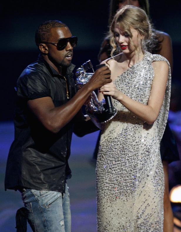 Kanye West unterbricht Taylor Swift bei einer Preisverleihung.
