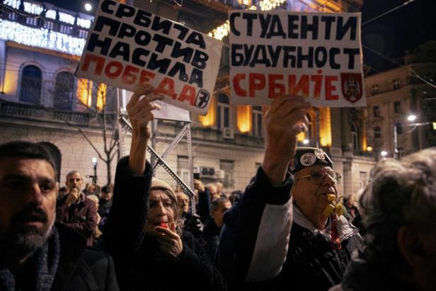Wieder Proteste gegen Wahlergebnis in Belgrad: Studierende festgenommen