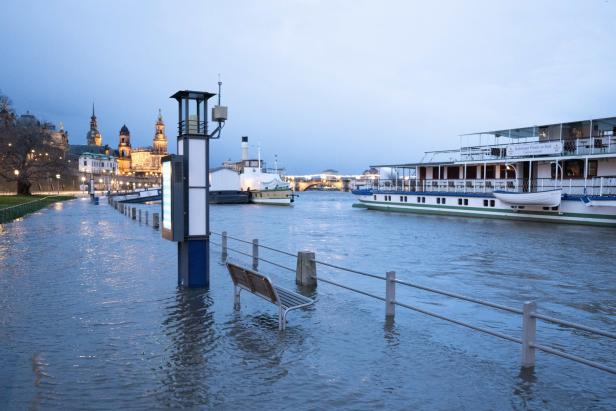 25. Dezember 2023 in Dresden, Sachsen: Die historischen Dampfer der Sächsischen Dampfschifffahrt liegen am Terrassenufer vor Anker.