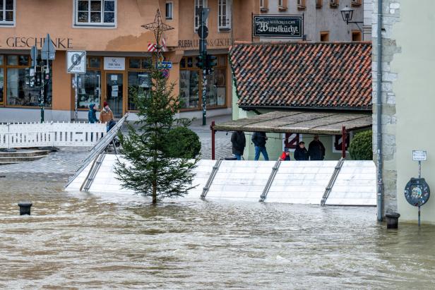 Hochwasser in Regensburg in Bayern am 25. Dezember 2023: Die historische Wurstkuchl wurde mit einer Schutzwand vor dem Hochwasser der Donau geschützt.