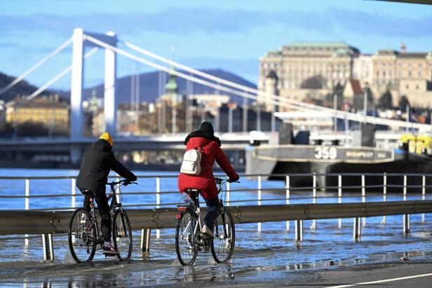 Hochwasser in Deutschland, in Budapest tritt Donau übers Ufer