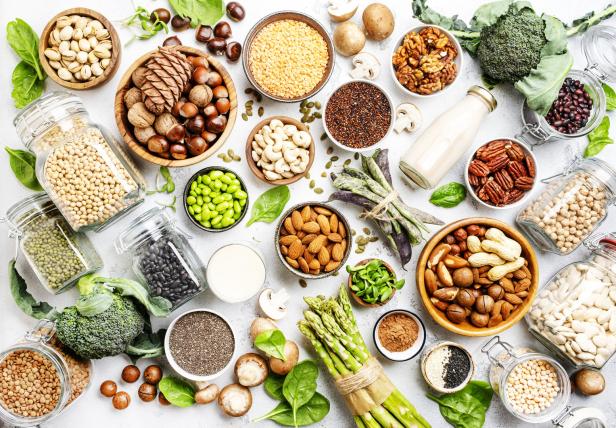 Tisch mit veganen Lebensmitteln, vegane Proteine, Hülsenfrüchte, Bohnen und Linsen, Nüsse, Samen, Sojabohnen, Spargel, Champignons, Spinat, Brokkoli