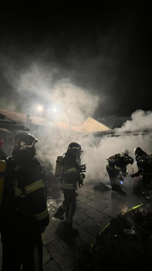 NÖ: Großeinsatz der Feuerwehr bei Brand in Mehrparteienhaus