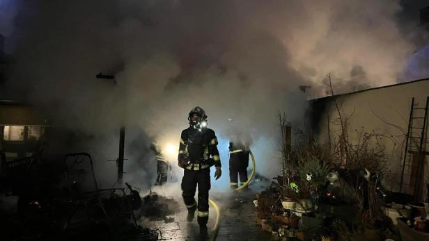 NÖ: Großeinsatz der Feuerwehr bei Brand in Mehrparteienhaus