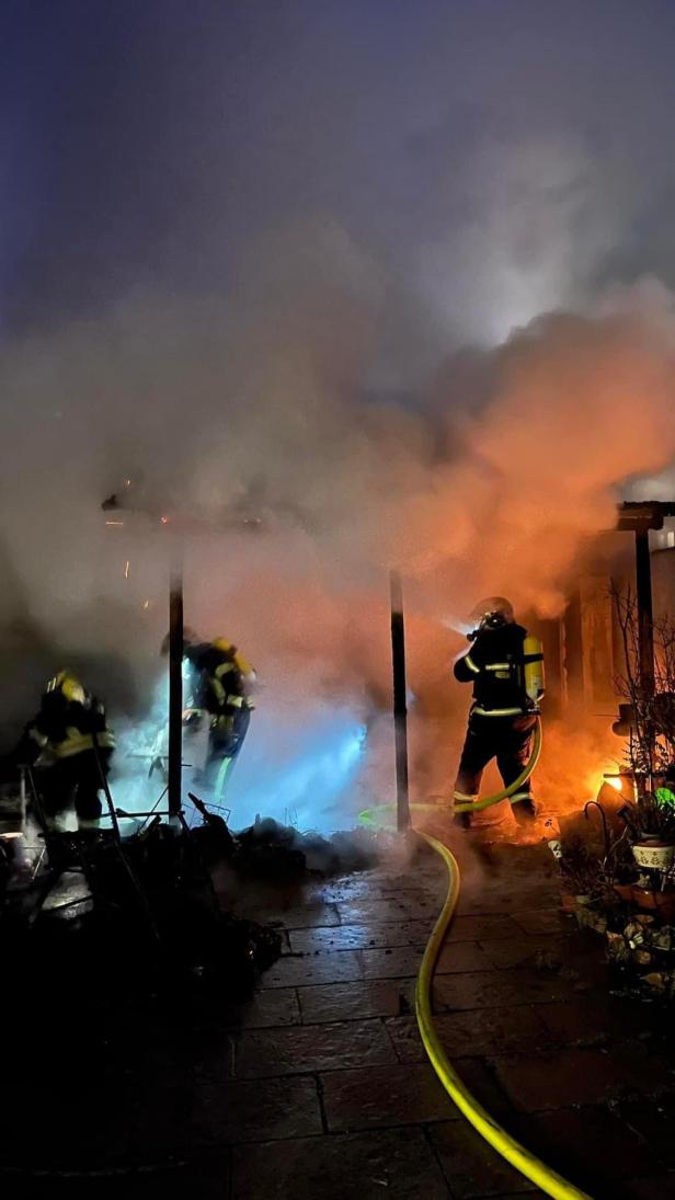 NÖ: Großeinsatz der Feuerwehr bei Brand in Mehrparteienhaus