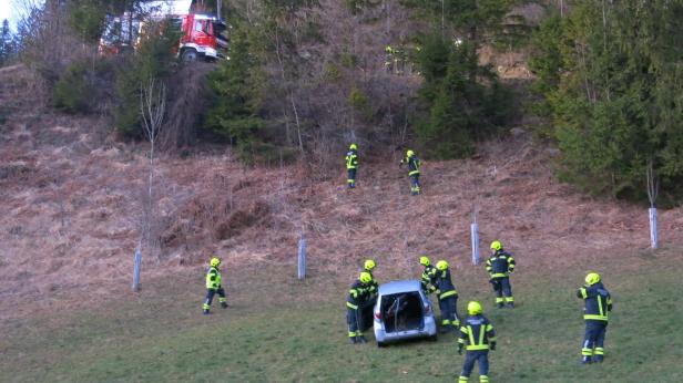 NÖ: Lenkerin stürzte mit Auto von Forststraße ab