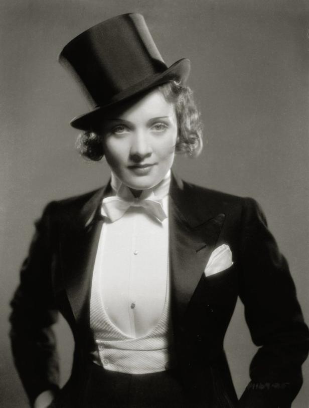 Marlene Dietrich in einem Smoking mit Zylinder und Fliege.